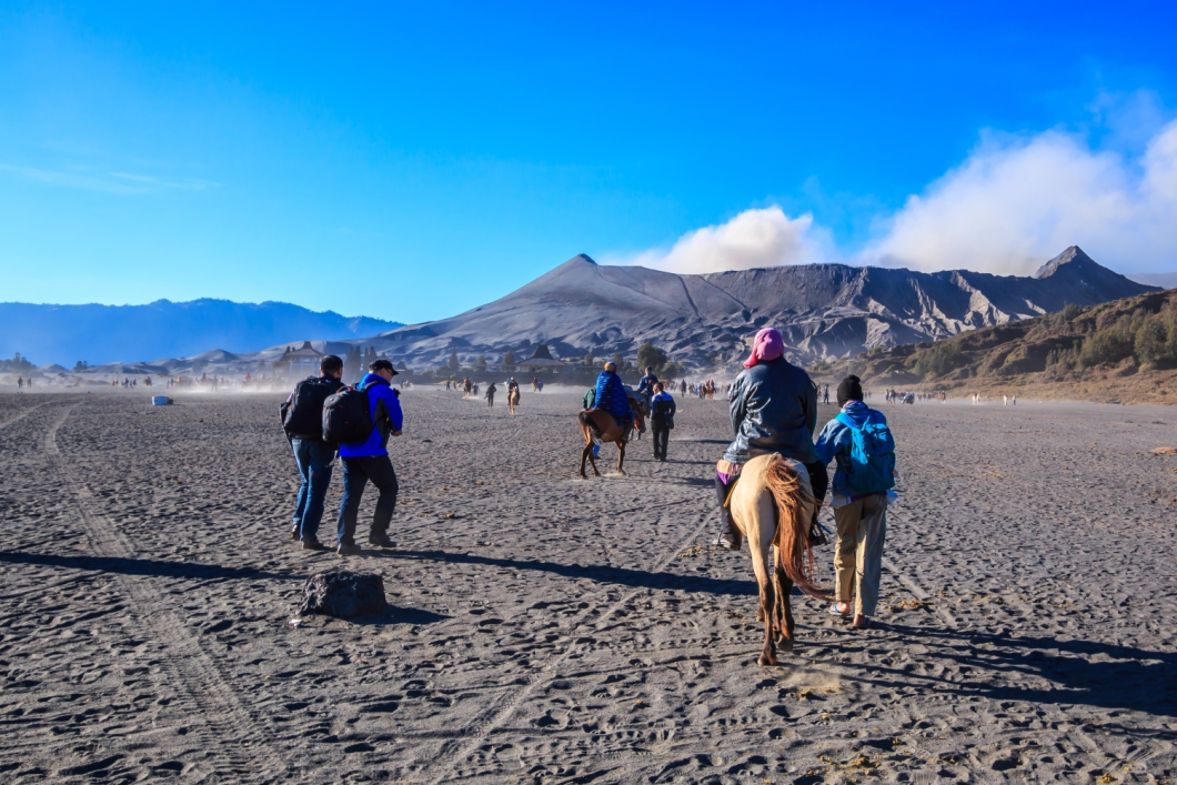 Du Lịch Indonesia: Chinh Phục Bình Minh Bromo - Cưỡi Ngựa Vượt Biển Cát Đen - Hồ Axit Ijen Xanh Ngọc - Royal Brunei Airlines