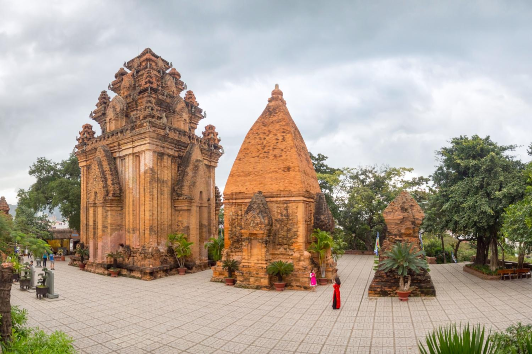 Du Lịch Nha Trang: Tháp Bà Ponagar - Vinwonders - Nhà Hát Đó