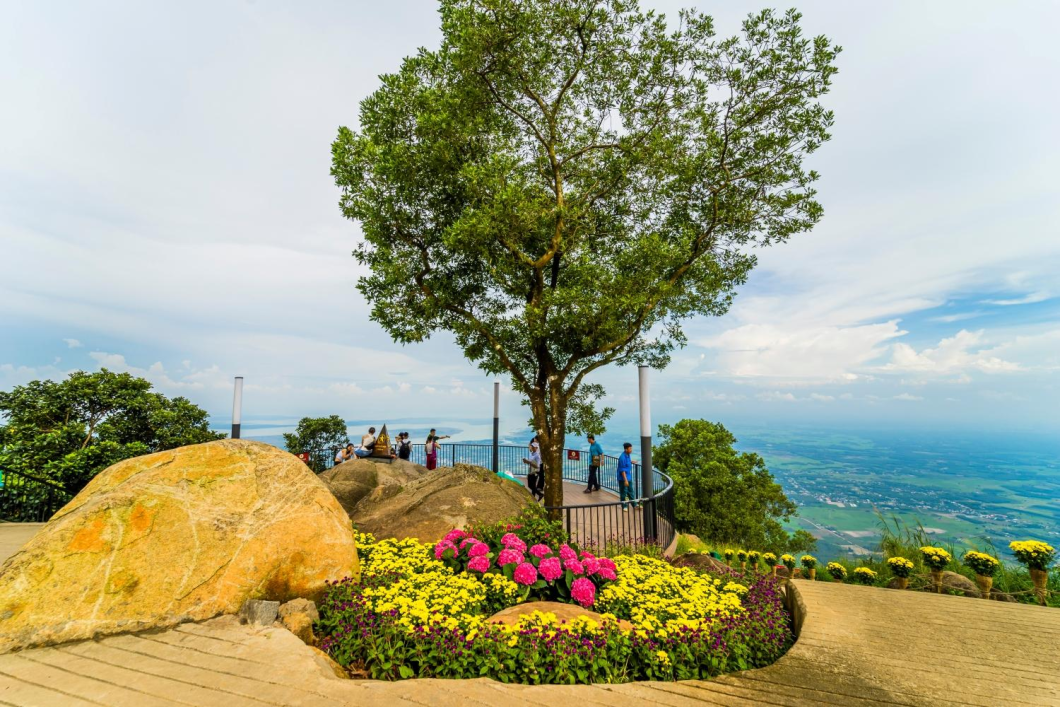 Du Lịch Tây Ninh: Núi Bà Đen - Tòa Thánh - Chùa Hang - Vườn Ưu Đàm - Đỉnh Vân Sơn