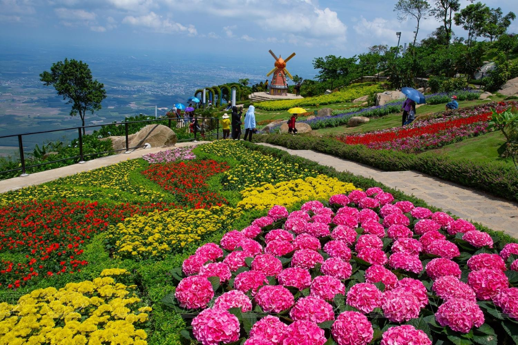 Du Lịch Tây Ninh: Núi Bà Đen - Tòa Thánh - Chùa Hang - Vườn Ưu Đàm - Đỉnh Vân Sơn