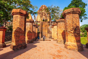 Du Lịch Nha Trang: Tháp Bà Ponagar - Vinwonders - Nhà Hát Đó