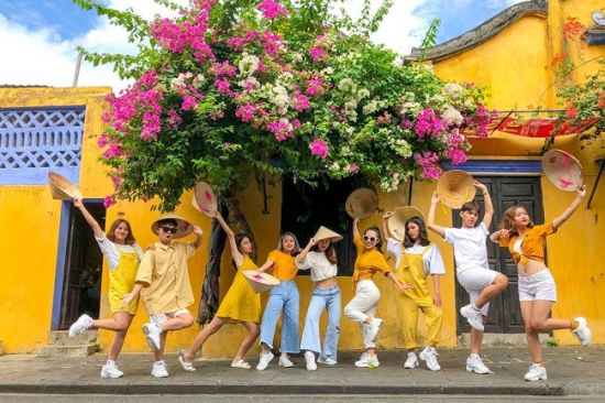 Bắt trend diện đồ đi du lịch kiểu dress code nhóm để có những bộ ảnh "chất ngất" cực mãn nhãn