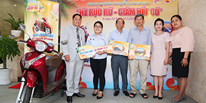 Trao thưởng cho khách trúng giải chương trình khuyến mãi hè 2018