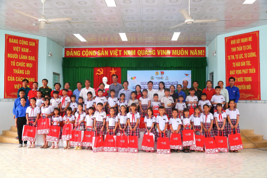 BenThanh Tourist tiếp sức học sinh khó khăn trước năm học mới