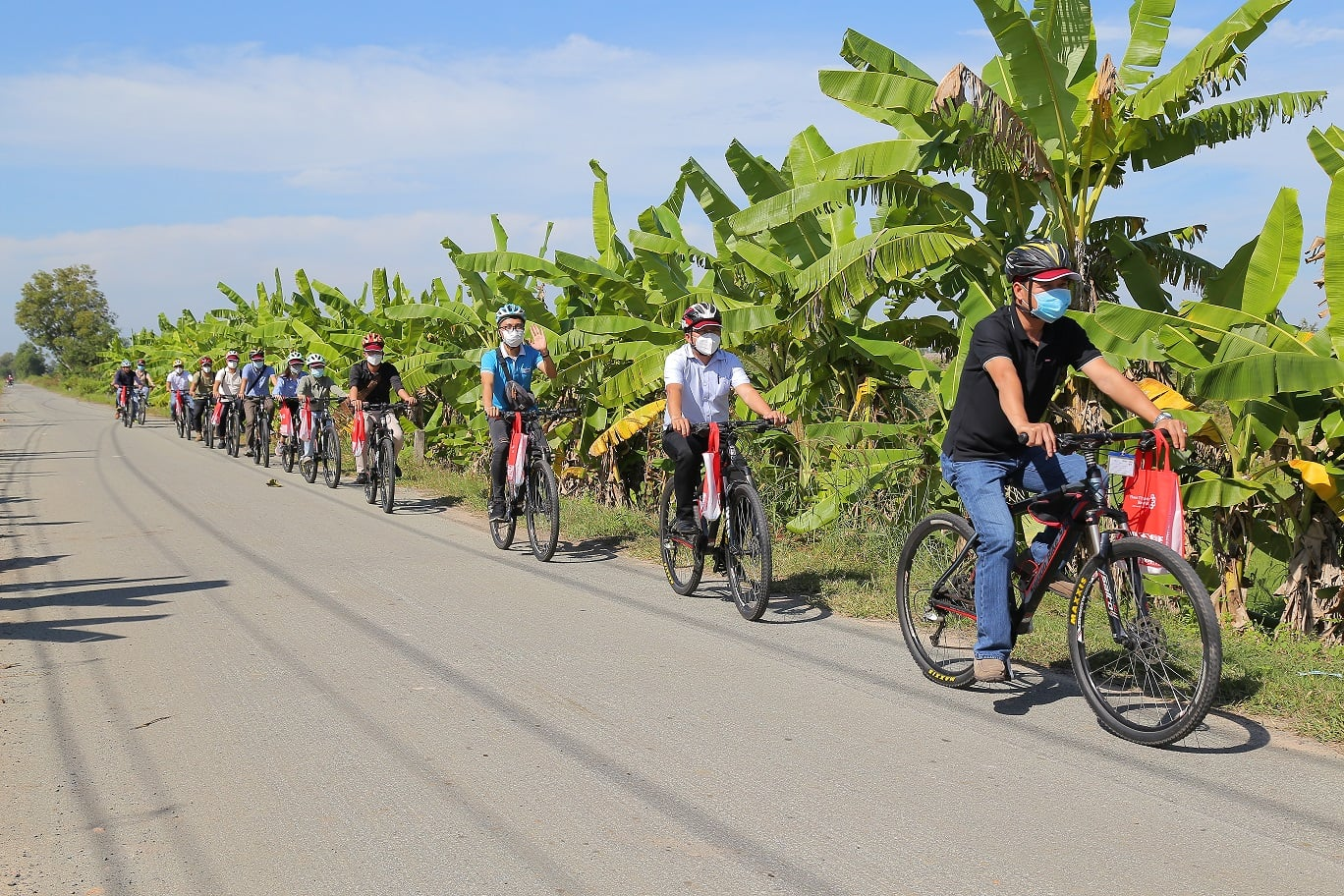 Tour đạp xe - Ngày bình yên trên vùng đất thép