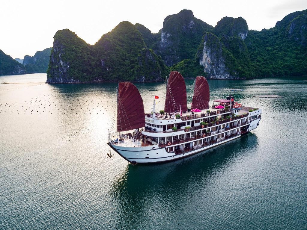 du-thuyen-tren-vinh-ha-long